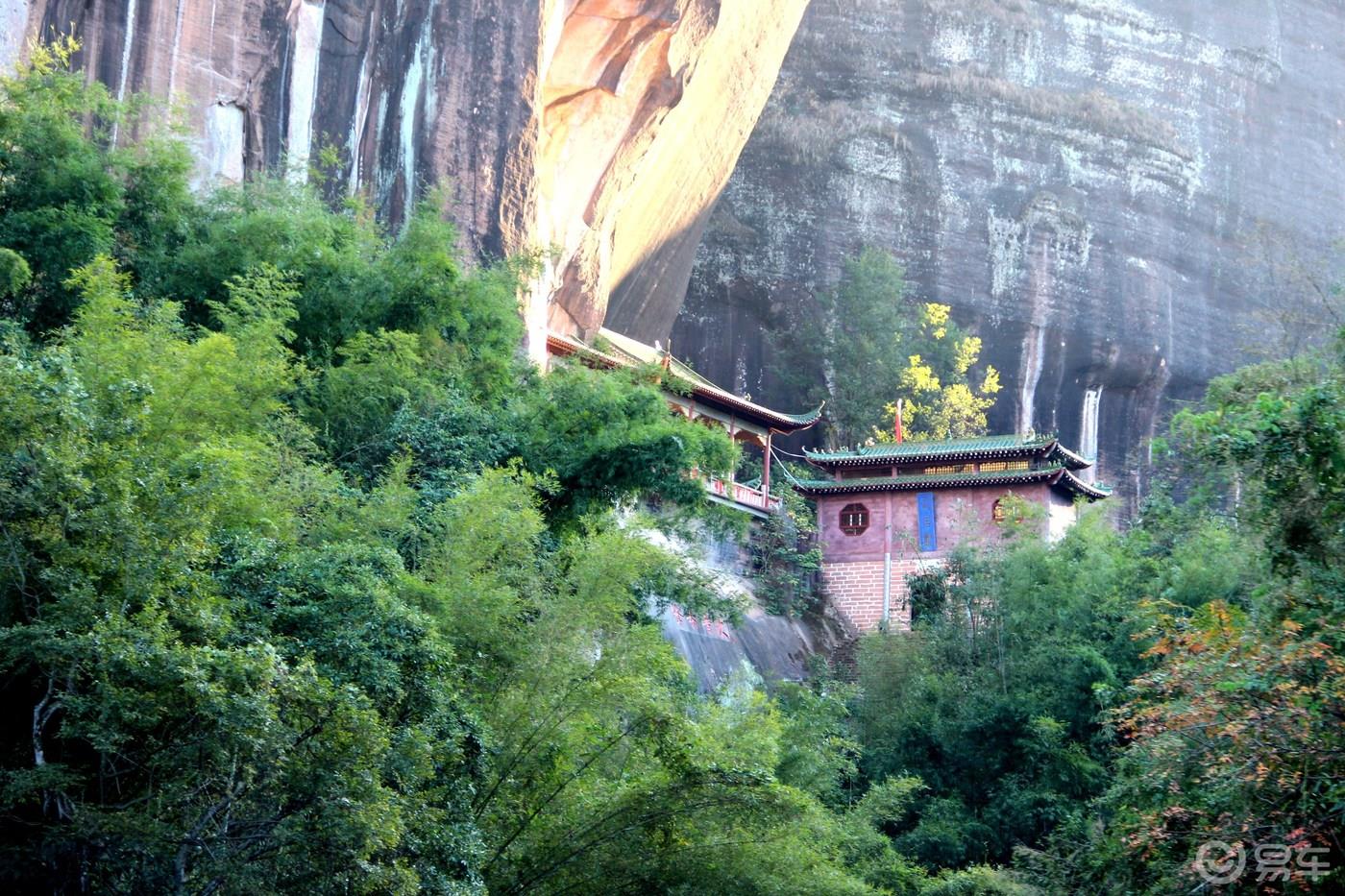 丹山碧水天地间，畅游其中意翩跹