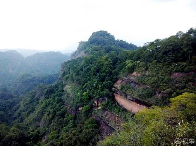 丹山碧水天地间，畅游其中意翩跹