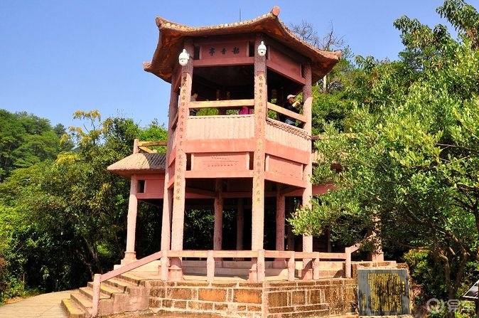 丹山碧水天地间，畅游其中意翩跹