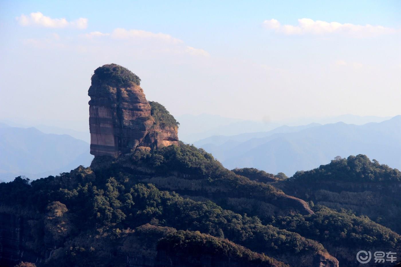 丹山碧水天地间，畅游其中意翩跹
