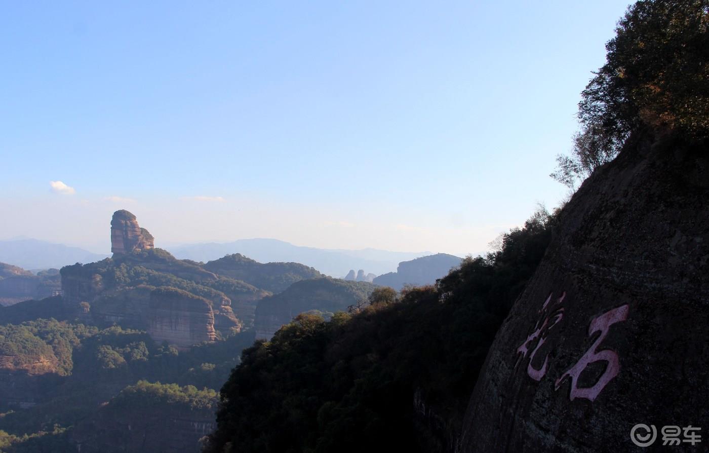 丹山碧水天地间，畅游其中意翩跹