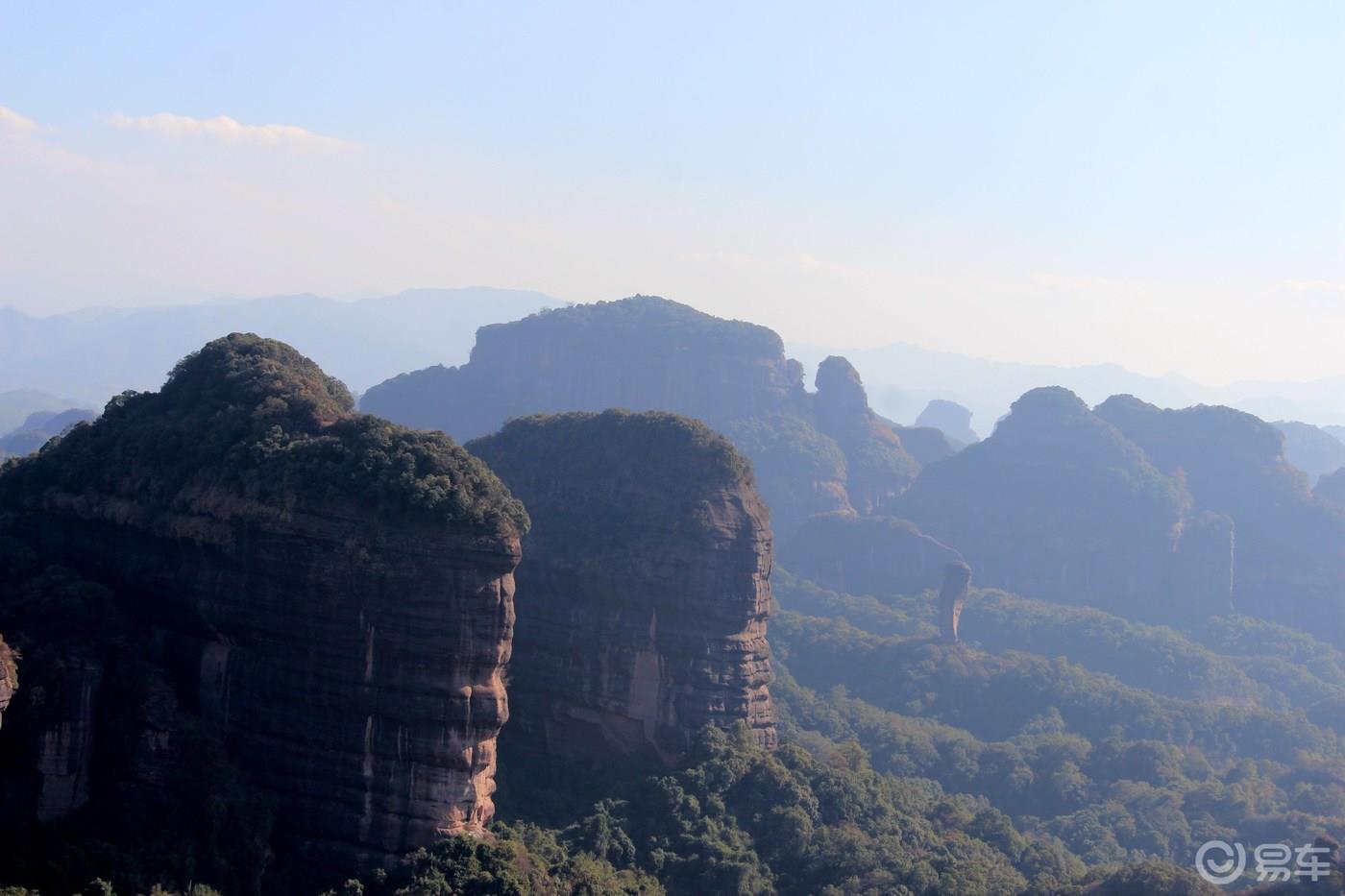 丹山碧水天地间，畅游其中意翩跹