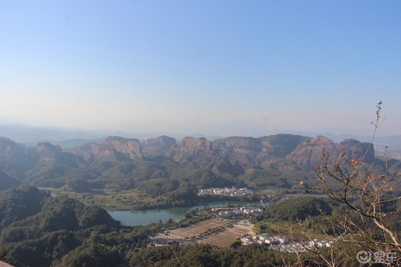 丹山碧水天地间，畅游其中意翩跹