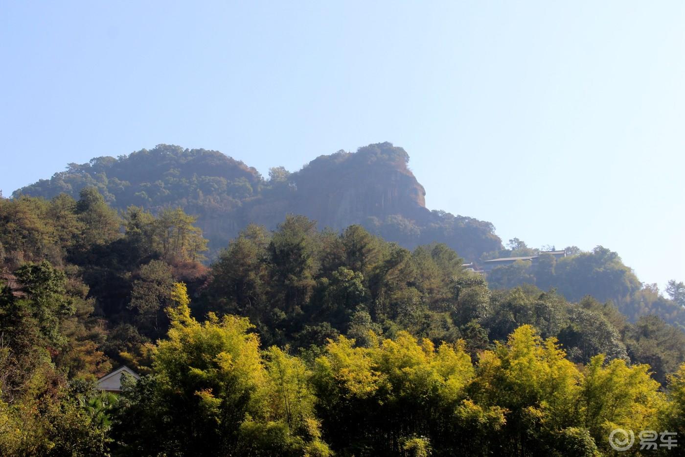丹山碧水天地间，畅游其中意翩跹
