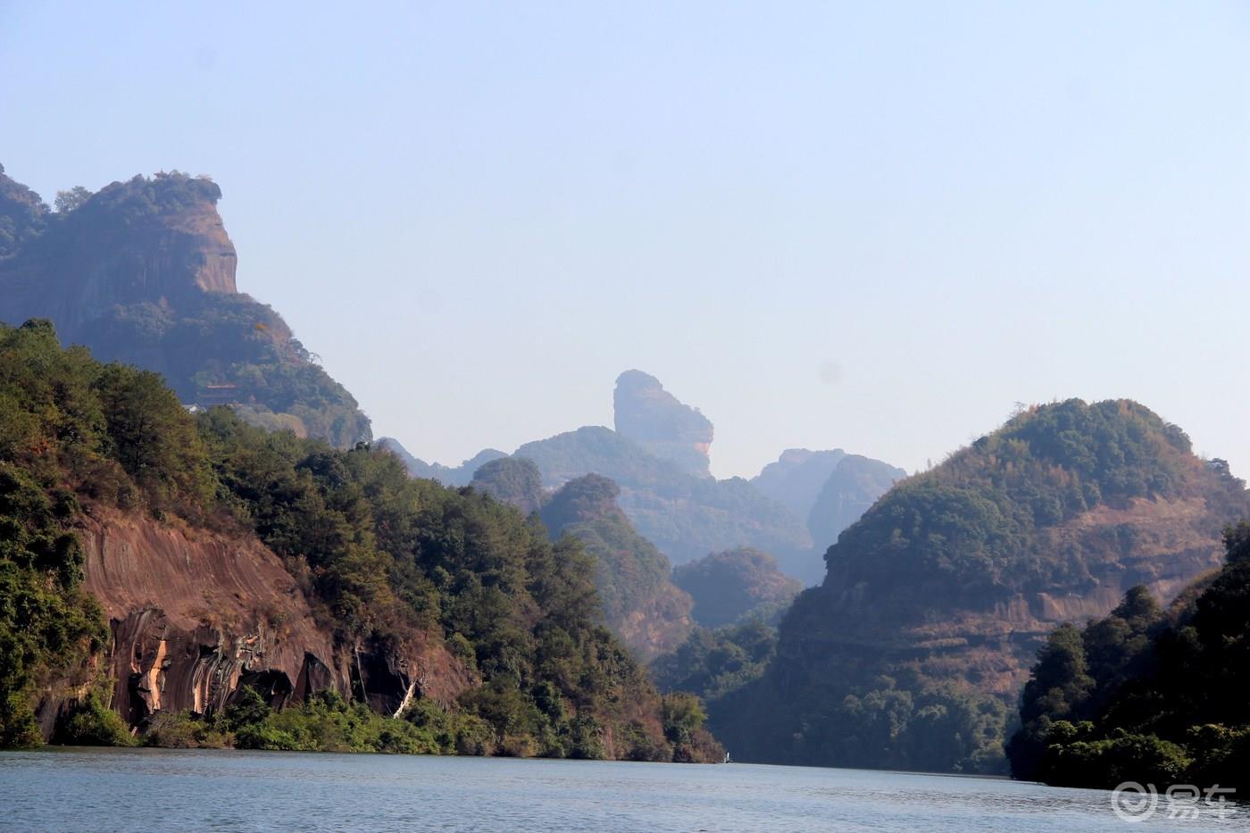 丹山碧水天地间，畅游其中意翩跹