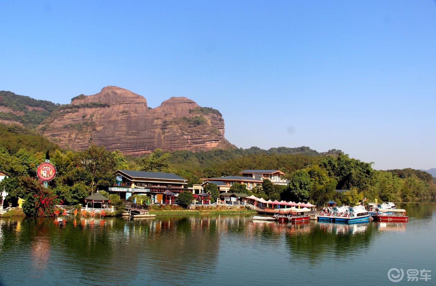 丹山碧水天地间，畅游其中意翩跹
