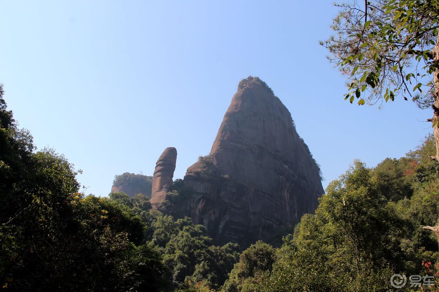 丹山碧水天地间，畅游其中意翩跹