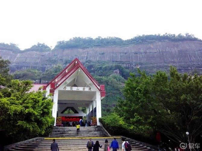 丹山碧水天地间，畅游其中意翩跹
