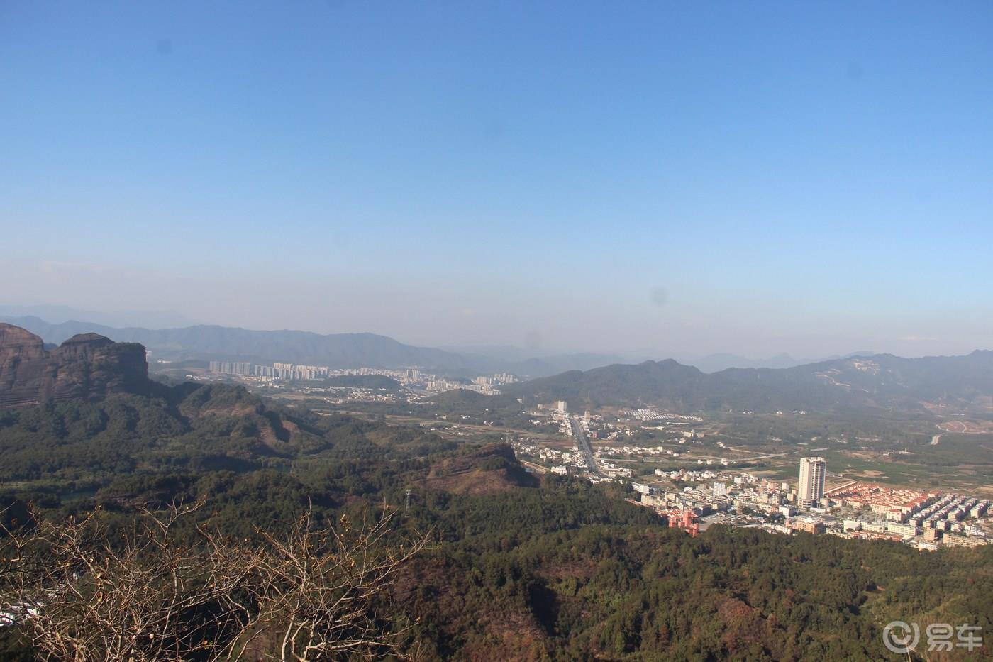 丹山碧水天地间，畅游其中意翩跹