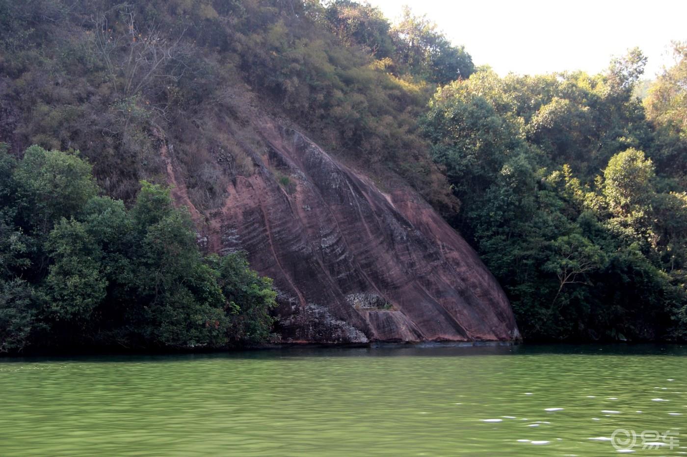 丹山碧水天地间，畅游其中意翩跹