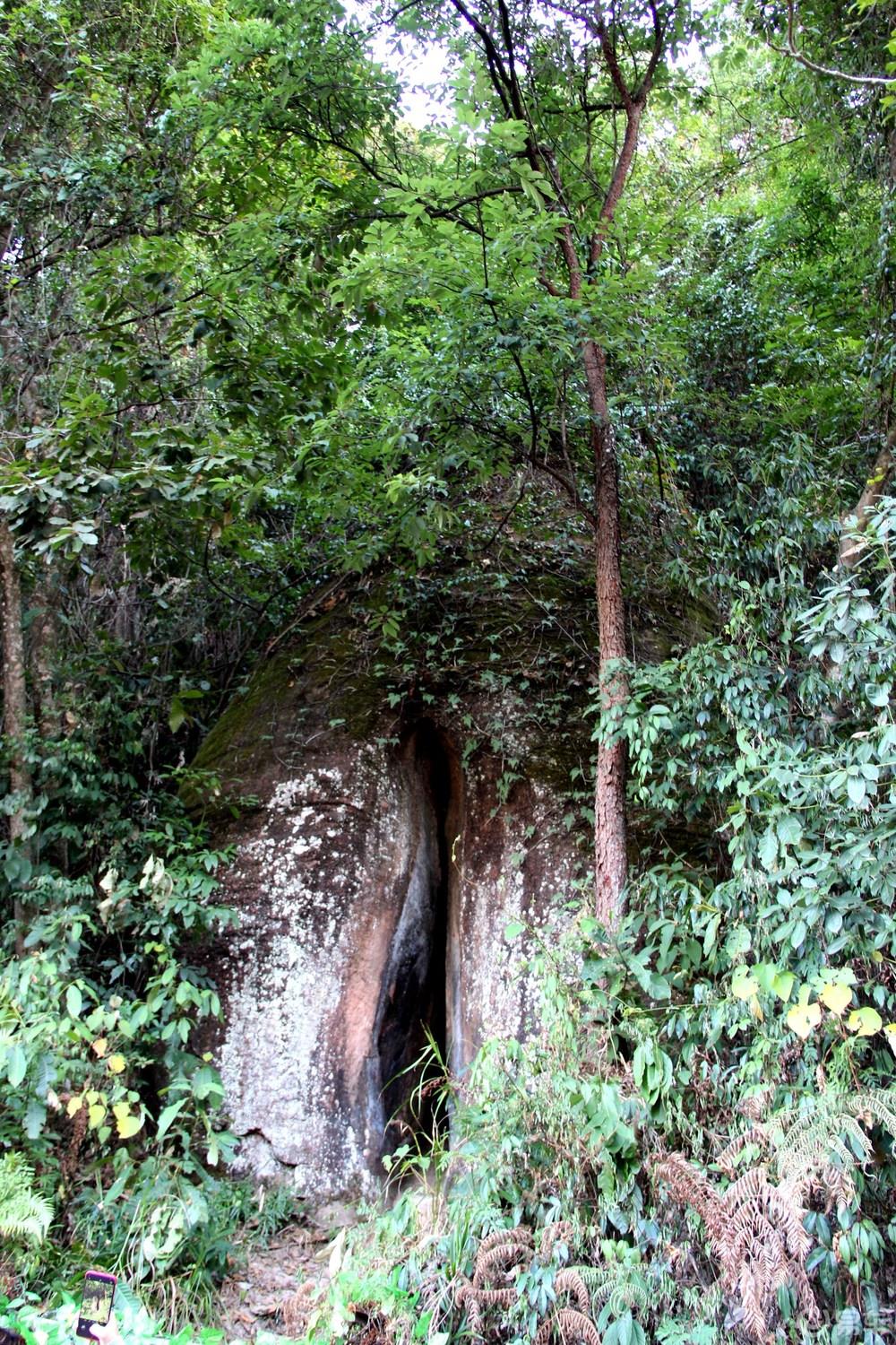 丹山碧水天地间，畅游其中意翩跹