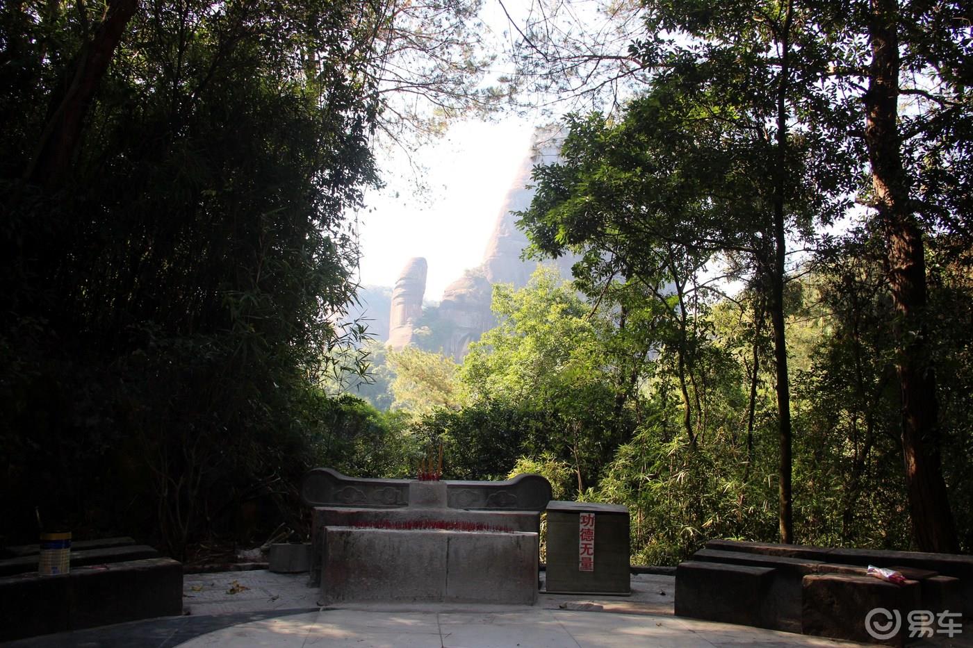 丹山碧水天地间，畅游其中意翩跹