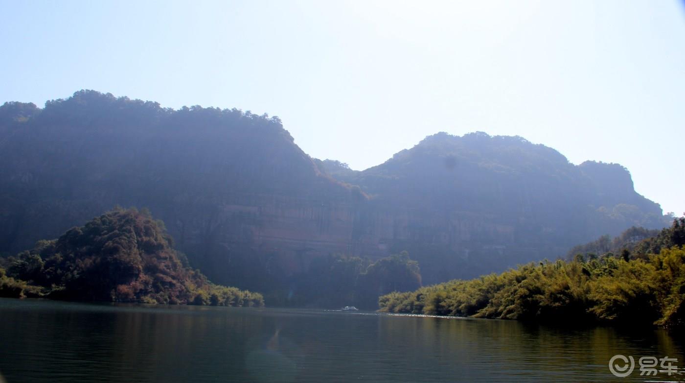 丹山碧水天地间，畅游其中意翩跹