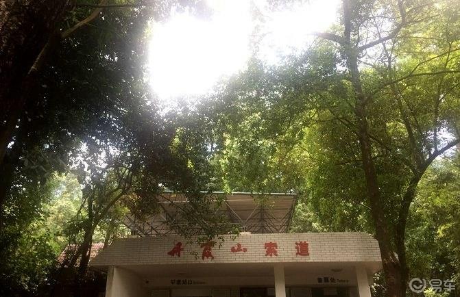 丹山碧水天地间，畅游其中意翩跹