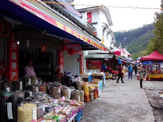 丹山碧水天地间，畅游其中意翩跹