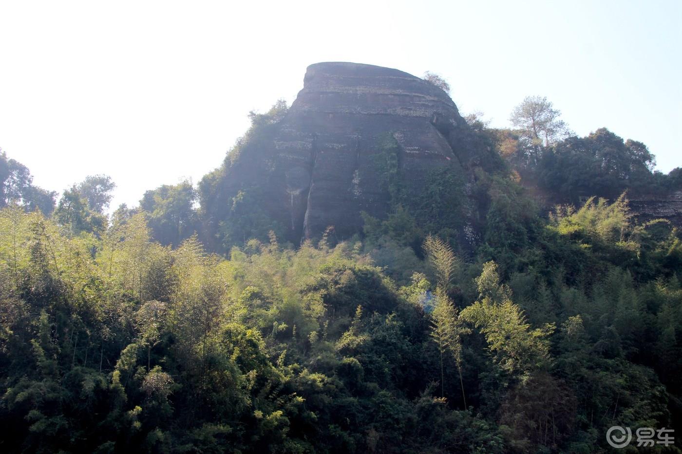 丹山碧水天地间，畅游其中意翩跹
