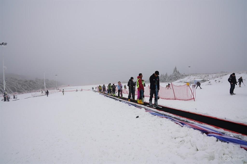 #乐驾新春#“大年初一、天上人间”安吉滑雪乐翻天。