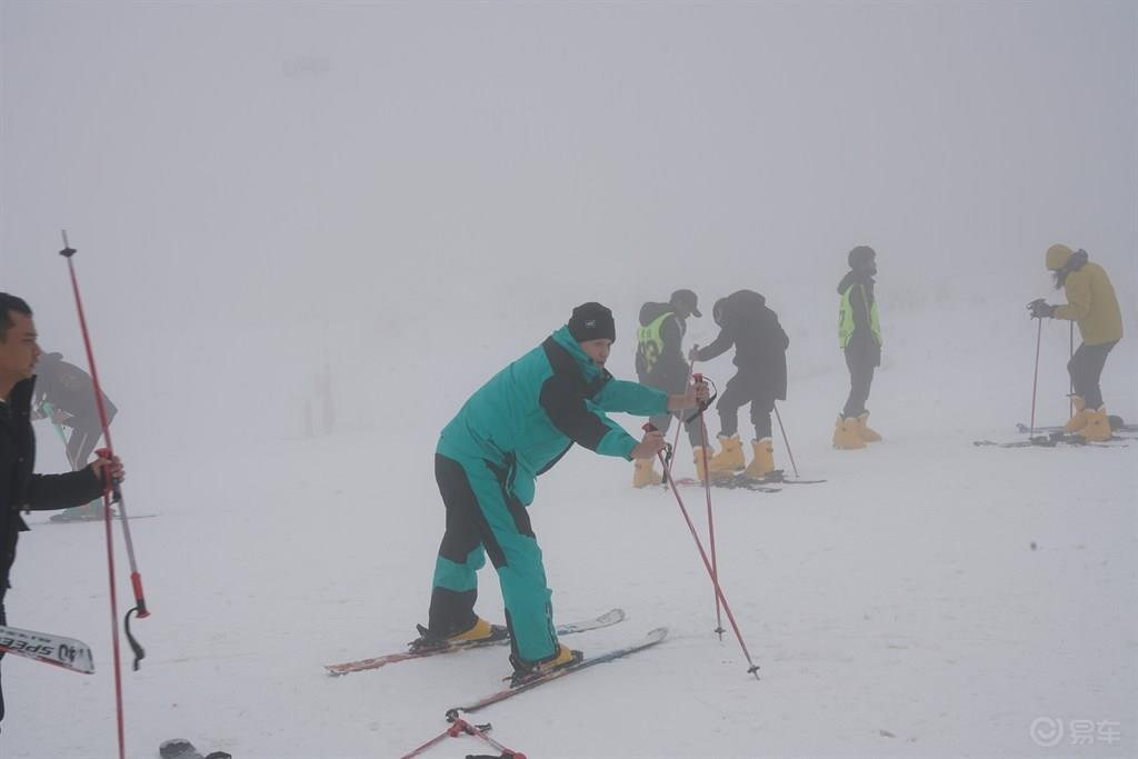 #乐驾新春#“大年初一、天上人间”安吉滑雪乐翻天。