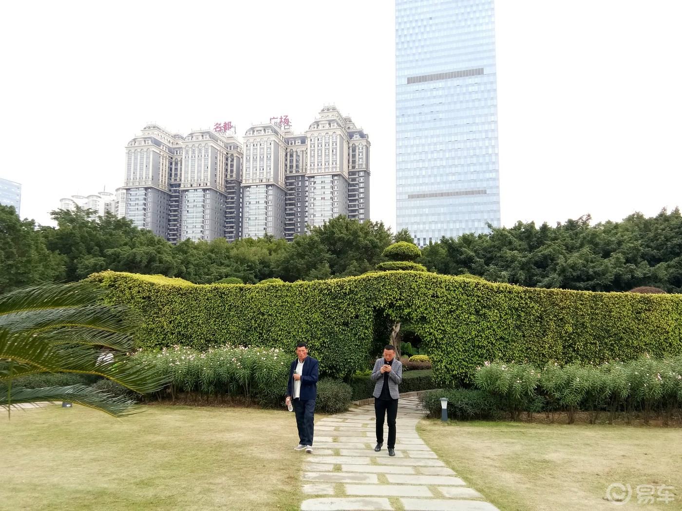 周末携手我的小情人一起游荡南湖公园