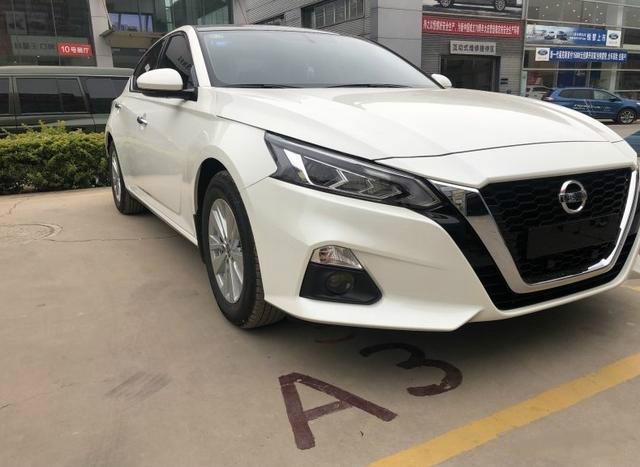 裸车16.3万喜提天籁，白色真大气，车主：家用很省油，坐着很舒服
