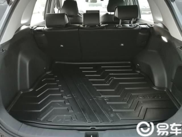 RAV4车主：后备箱空间大到无极限，一家人出行拿多少东西都行