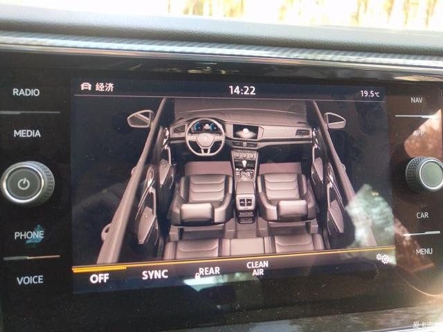 本来想买2.0T冠道，却提了探岳R LINE版，2.0T油耗才8个