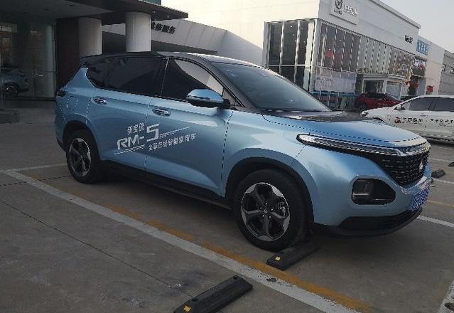 不到8万买一台跨界车，双色设计油耗5毛，配6个VIP座椅，选对车了