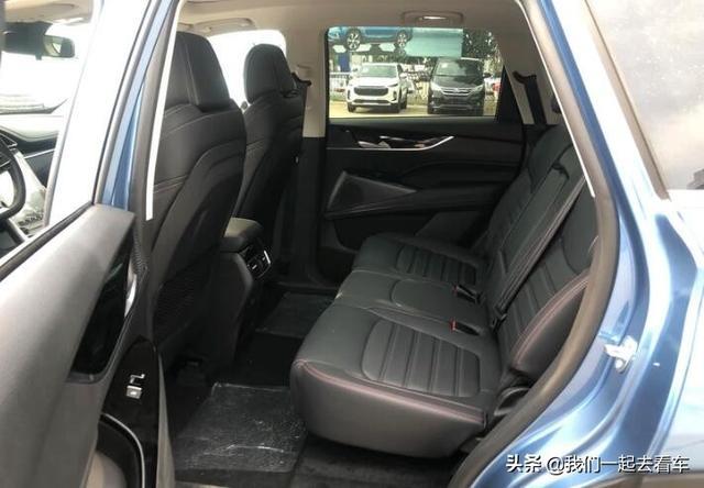 提了一辆颜值担当的中型SUV 它就是上汽大通D60