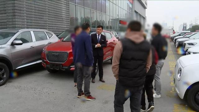 工作多年喜提新车！开出百米就地趴窝！4S店：油放得太久了