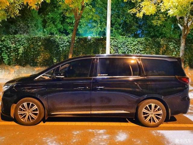 二胎奶爸提车GM8，开了18000公里，车主：比GL8性价比高