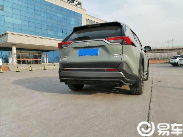 RAV4车主：后备箱空间大到无极限，一家人出行拿多少东西都行