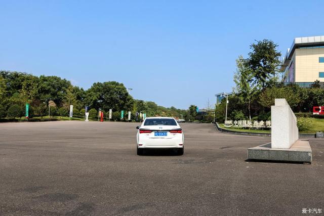 百公里油耗4.5L，卡罗拉双擎提车10个月分享，家用适合吗