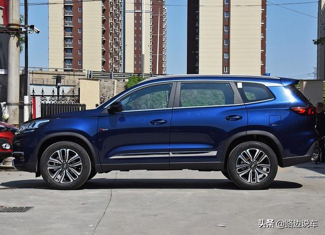 13万喜提奇瑞瑞虎8豪华5座，车主：挡住车标这内饰就是进口豪车