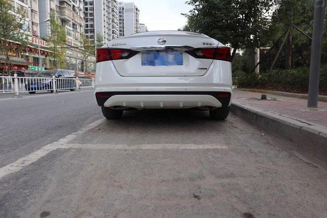 裸车16.3万喜提天籁，白色真大气，车主：家用很省油，坐着很舒服