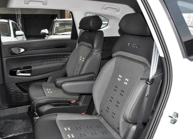 ​8万可入手六座，油耗6.7L，这家用车是年度十佳，捷途X70不如它