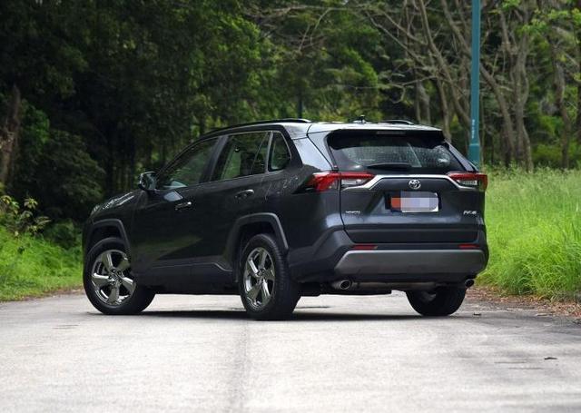 25.8万喜提丰田RAV4，2个月后再开本田CR-V，车主：差距一目了然