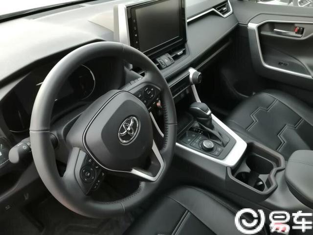 RAV4车主：后备箱空间大到无极限，一家人出行拿多少东西都行
