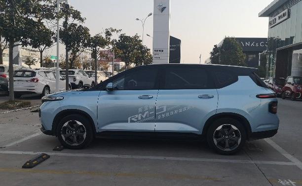 不到8万买一台跨界车，双色设计油耗5毛，配6个VIP座椅，选对车了