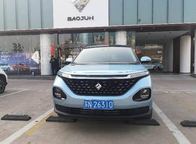 不到8万买一台跨界车，双色设计油耗5毛，配6个VIP座椅，选对车了