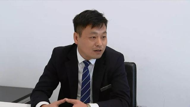 工作多年喜提新车！开出百米就地趴窝！4S店：油放得太久了
