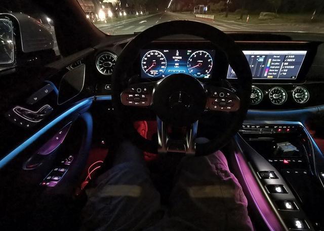 銥银色奔驰GT50提车、用车作业，车主：看我内饰就知道值多钱