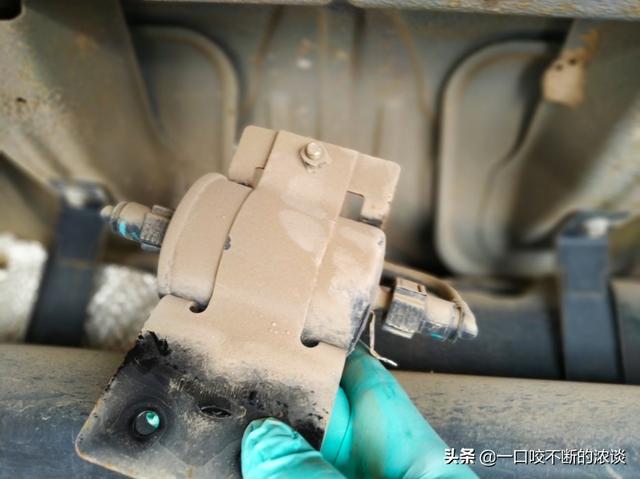 奇瑞 艾瑞泽5 汽油滤芯更换操作