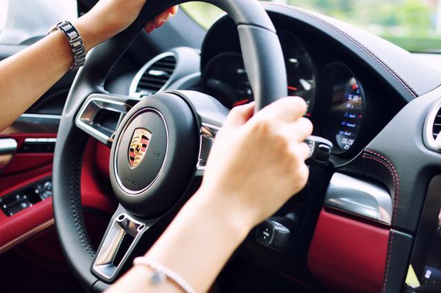 保时捷718Cayman，不仅男生有跑车梦，女生也同样有
