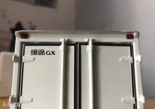 卡友喜提飞碟缔途车模，秀出超清正面照，此时一只柠檬精悄悄路过