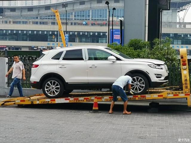 林肯MKC四驱尊雅提车，30万入手的美式豪华SUV比X1、GLC强太多？