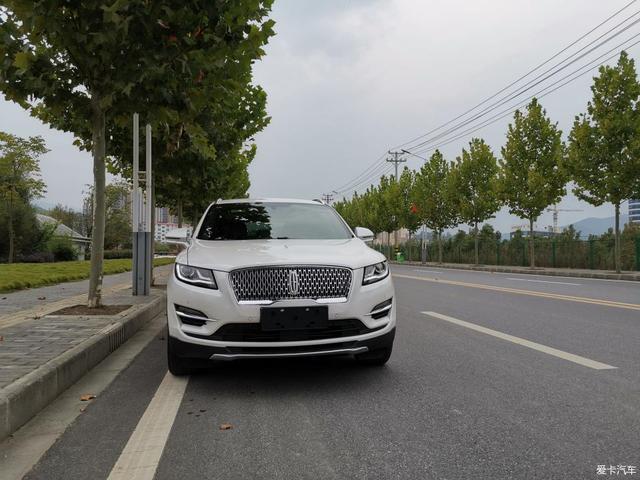 林肯MKC四驱尊雅提车，30万入手的美式豪华SUV比X1、GLC强太多？