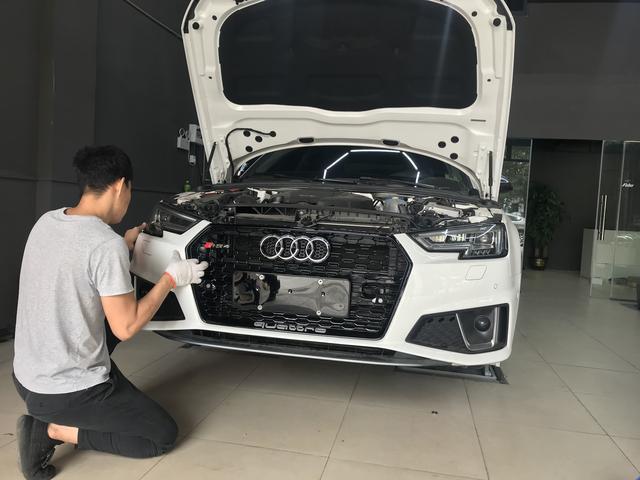 东莞奥迪A4L升级RS4中网、原厂二代胎压、32色原厂氛围灯