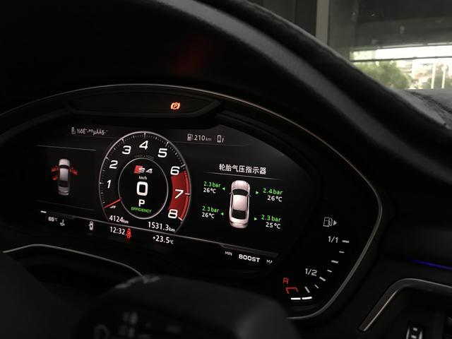 东莞奥迪A4L升级RS4中网、原厂二代胎压、32色原厂氛围灯