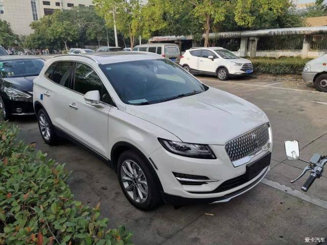 林肯MKC四驱尊雅提车，30万入手的美式豪华SUV比X1、GLC强太多？