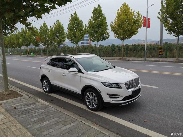 林肯MKC四驱尊雅提车，30万入手的美式豪华SUV比X1、GLC强太多？